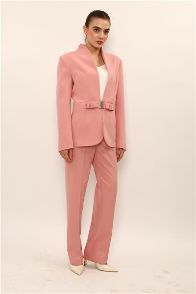 Dik Yaka Tokalı Ceket & Kemerli Boru Paça Pantolon-Pudra