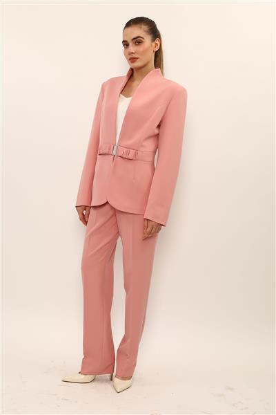 Dik Yaka Tokalı Ceket & Kemerli Boru Paça Pantolon-Pudra