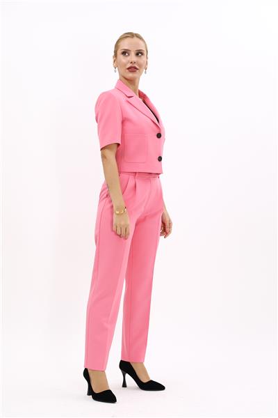 Erkek Yaka Kısa Ceket &  Kemerli Köprülü Dar Paça Pantolon-Pembe