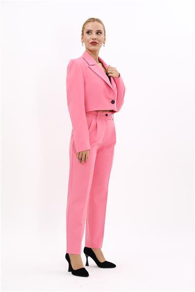 Erkek Yaka Tek Düğmeli Kısa Ceket & Kemerli Köprülü Dar Paça Pantolon-Pembe