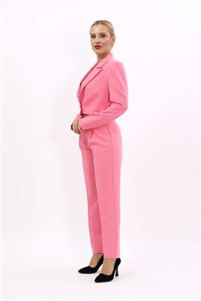 Erkek Yaka Tek Düğmeli Kısa Ceket & Kemerli Köprülü Dar Paça Pantolon-Pembe