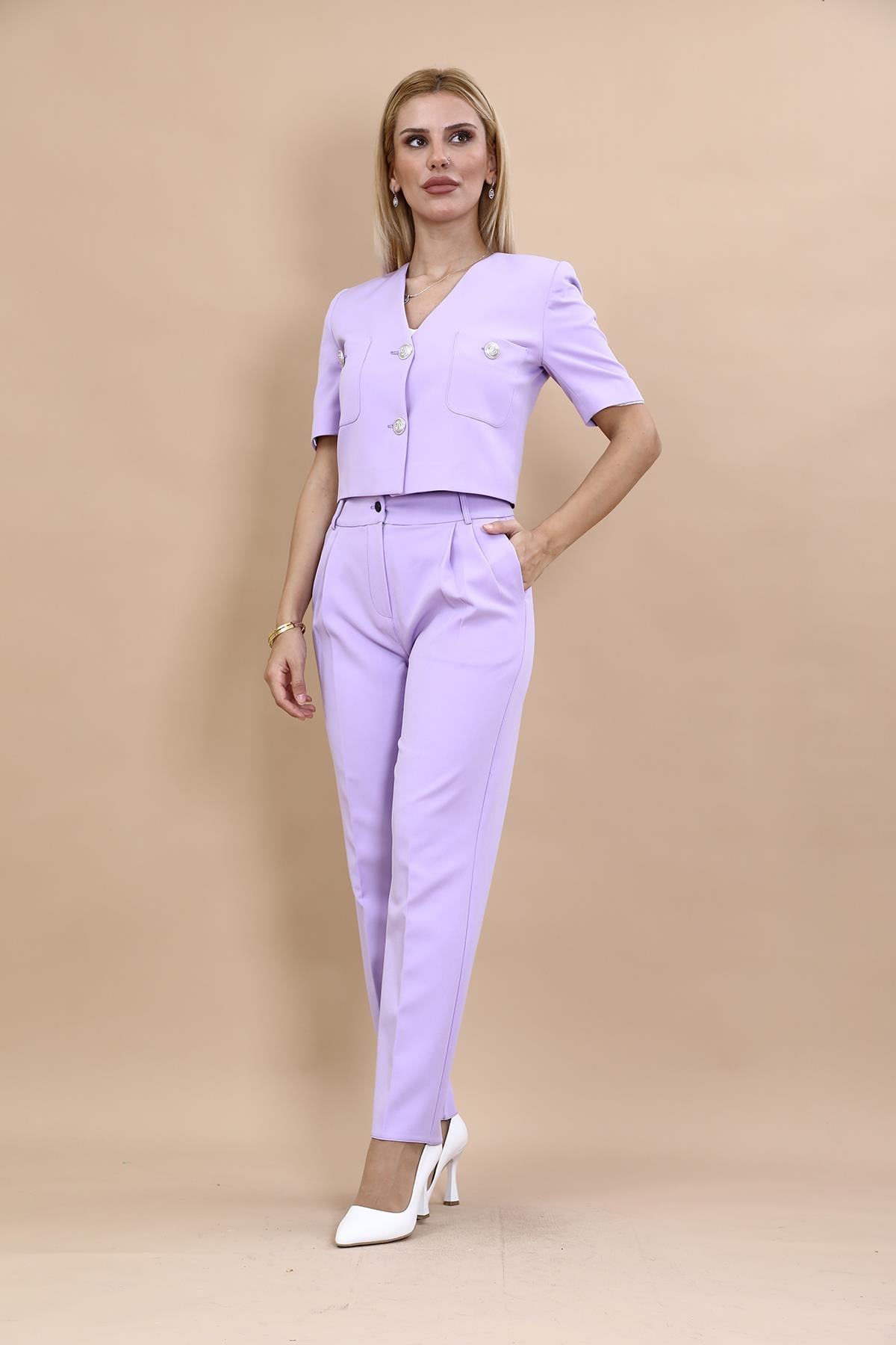  Kısa Kollu Yakasız Mini Ceket & Pileli  Boru Paça Pantolon Takım-Menekşe Önder Özsoy 1052503 Kısa Kollu Yakasız Mini Ceket & Pileli  Boru Paça Pantolon Takım