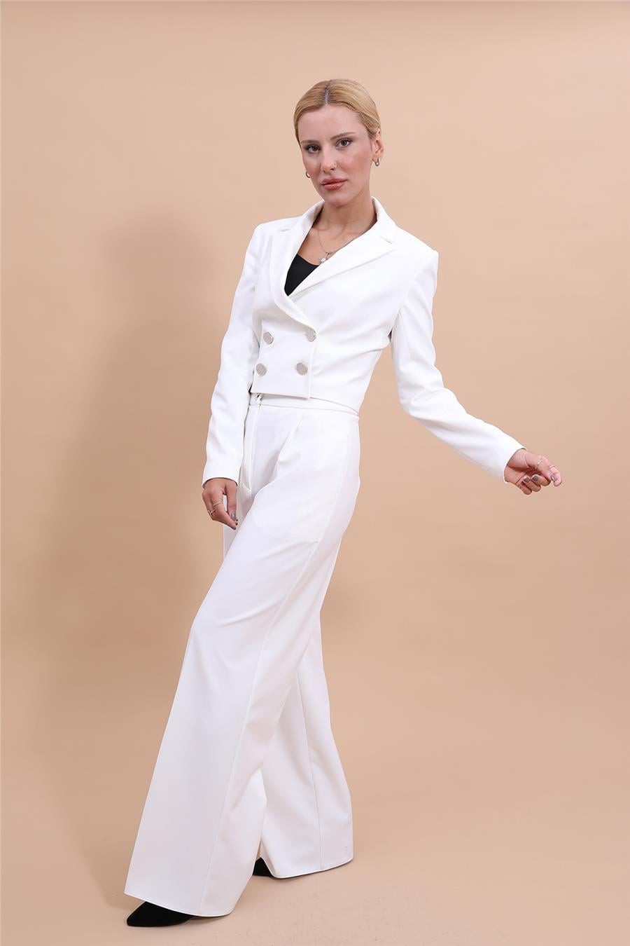 Erkek Yaka Kuruvaze Kısa Ceket & Korsaj Kemer Yüksek Bel Palazzo Pantolon-Beyaz Önder Özsoy 1048521 Mini Blazer Ceket & Yüksek Bel Pileli Bol Paça Pantolon Takım