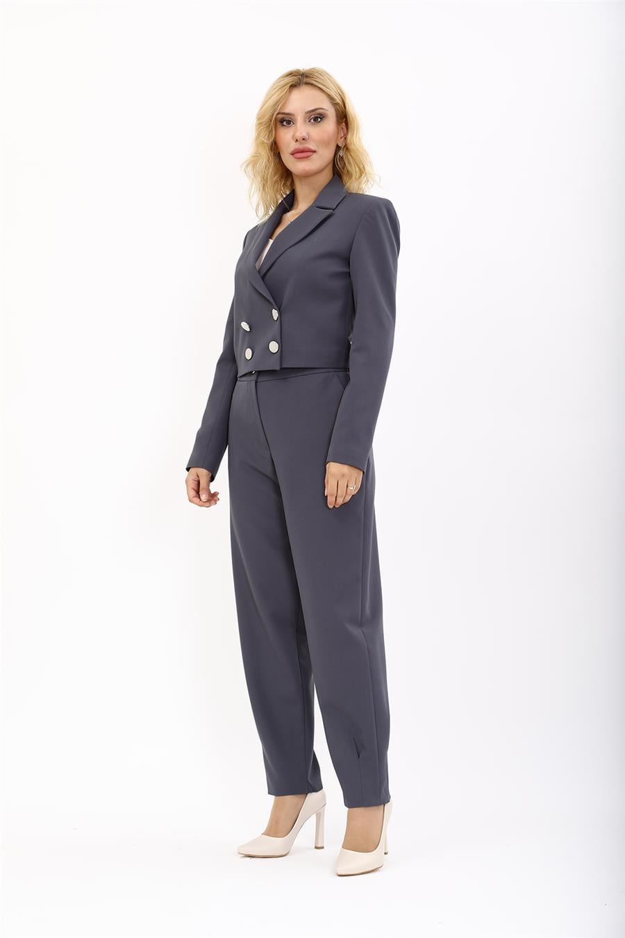 Erkek Yaka Kuruvaze Kısa Ceket & Paçası Pileli Pantolon-Füme Önder Özsoy 1048532 Mini Blazer Ceket & Pileli Paça Pantolon Takım