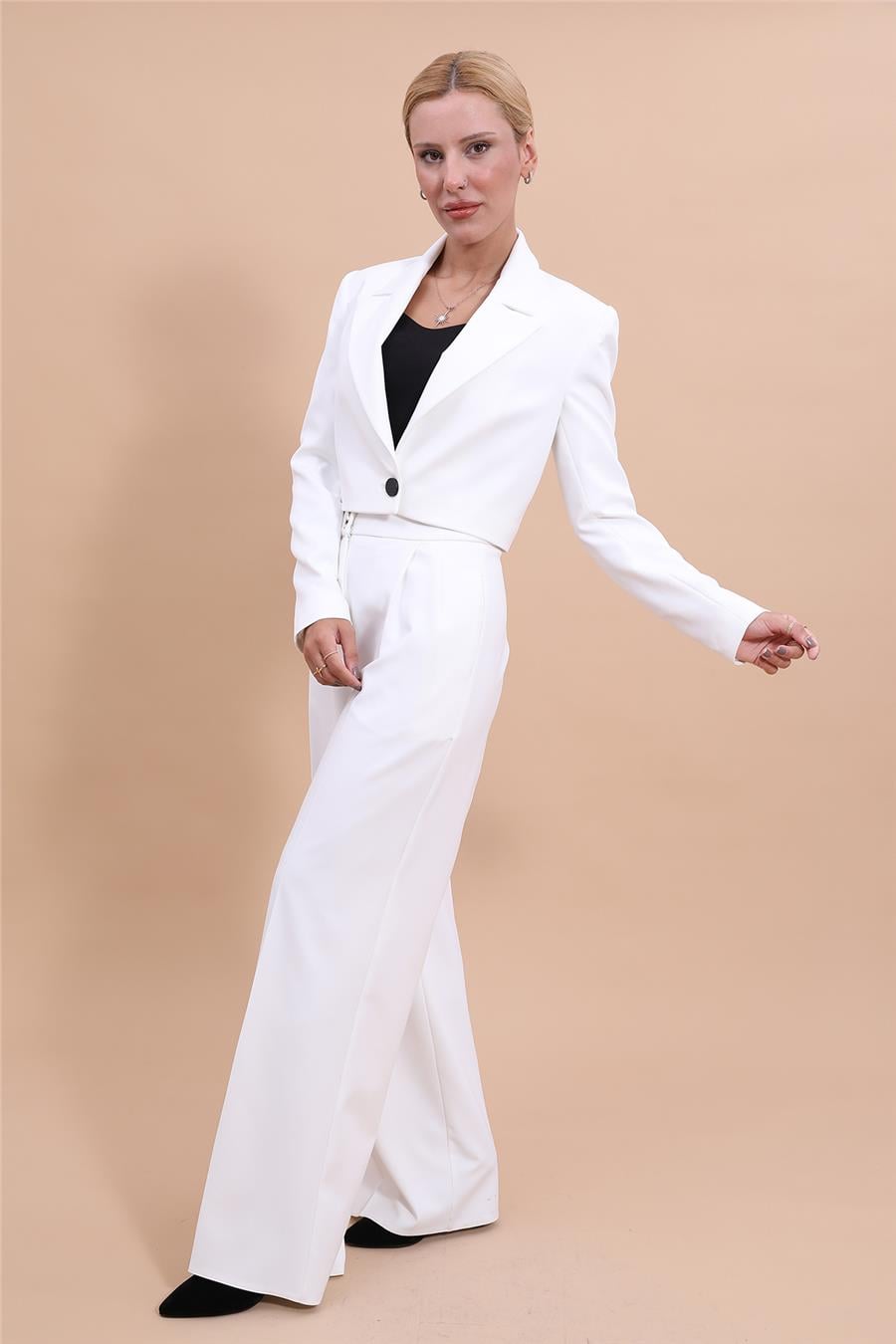 Erkek Yaka Tek Düğmeli Kısa Ceket & Erkek Yaka Drape Kollu Kısa Ceket-Beyaz Önder Özsoy 1073521 Tek Düğme Mini Ceket & Yüksek Bel Pileli Bol Paça Pantolon Takım