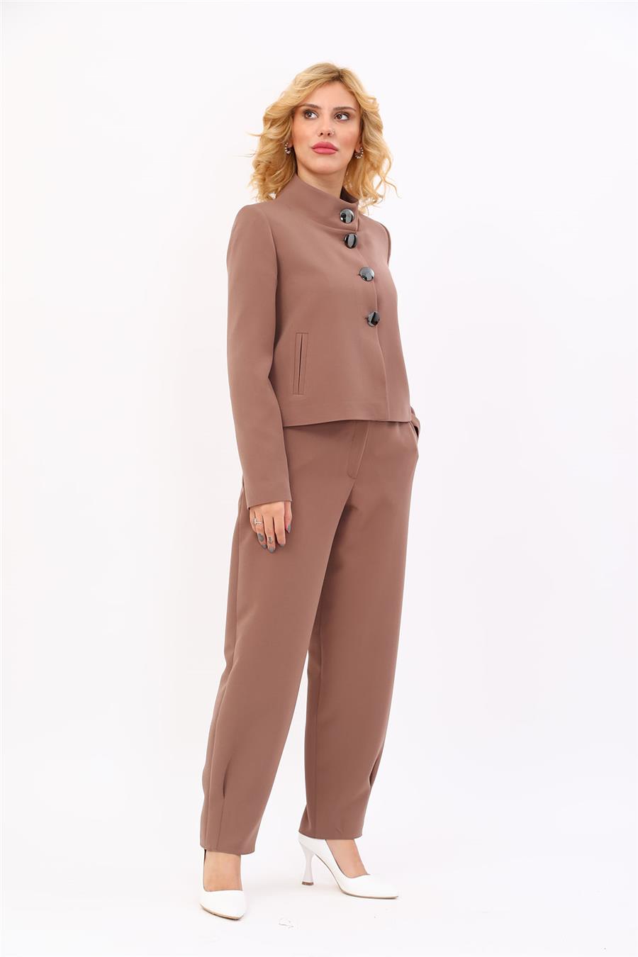 Oval Dik Yaka Kısa Ceket &  Paçası Pileli Pantolon-Kahve Önder Özsoy 1010532 Boydan Düğmeli Mini Ceket & Pileli paça pantolon