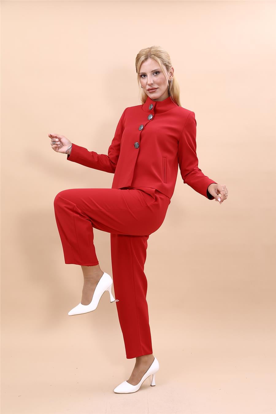 Oval Dik Yaka Kısa Ceket &  Paçası Pileli Pantolon-Kırmızı Önder Özsoy 1010532 Boydan Düğmeli Mini Ceket & Pileli paça pantolon
