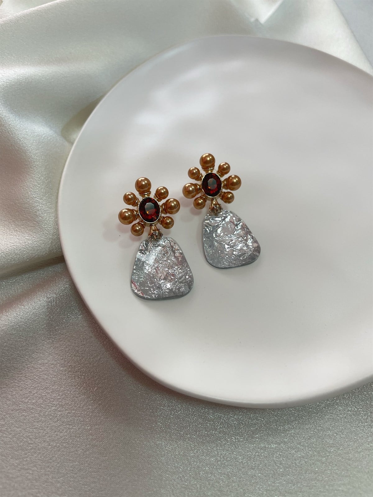 Vintage İncili Plaka Çiçek Küpe