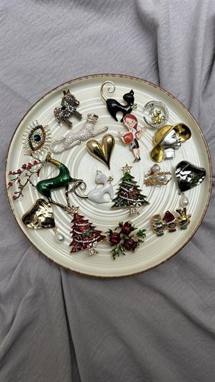 İki Renkli Şapkalı Kadın Broş