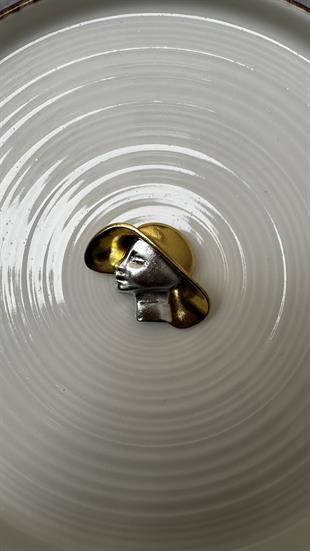 İki Renkli Şapkalı Kadın Broş