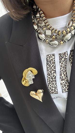 İki Renkli Şapkalı Kadın Broş