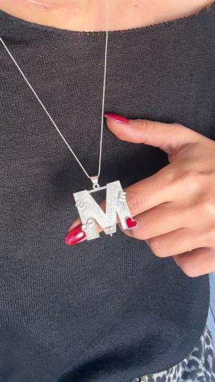 Kırmızı Kalp ve Sonsuzluk Detay Büyük Harf İsim Gümüş Kolye