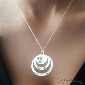 Üçlü Halka El Ayak İzi Detay İsimli Gümüş Kolye