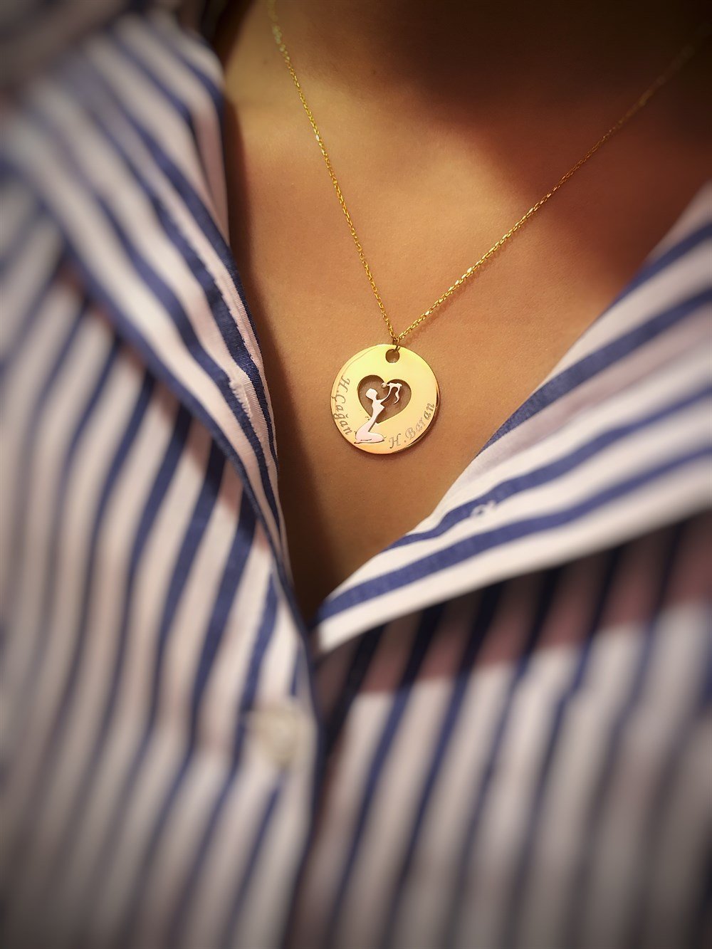 Anne Çocuk Figürlü Plaka İsimli Gümüş Kolye