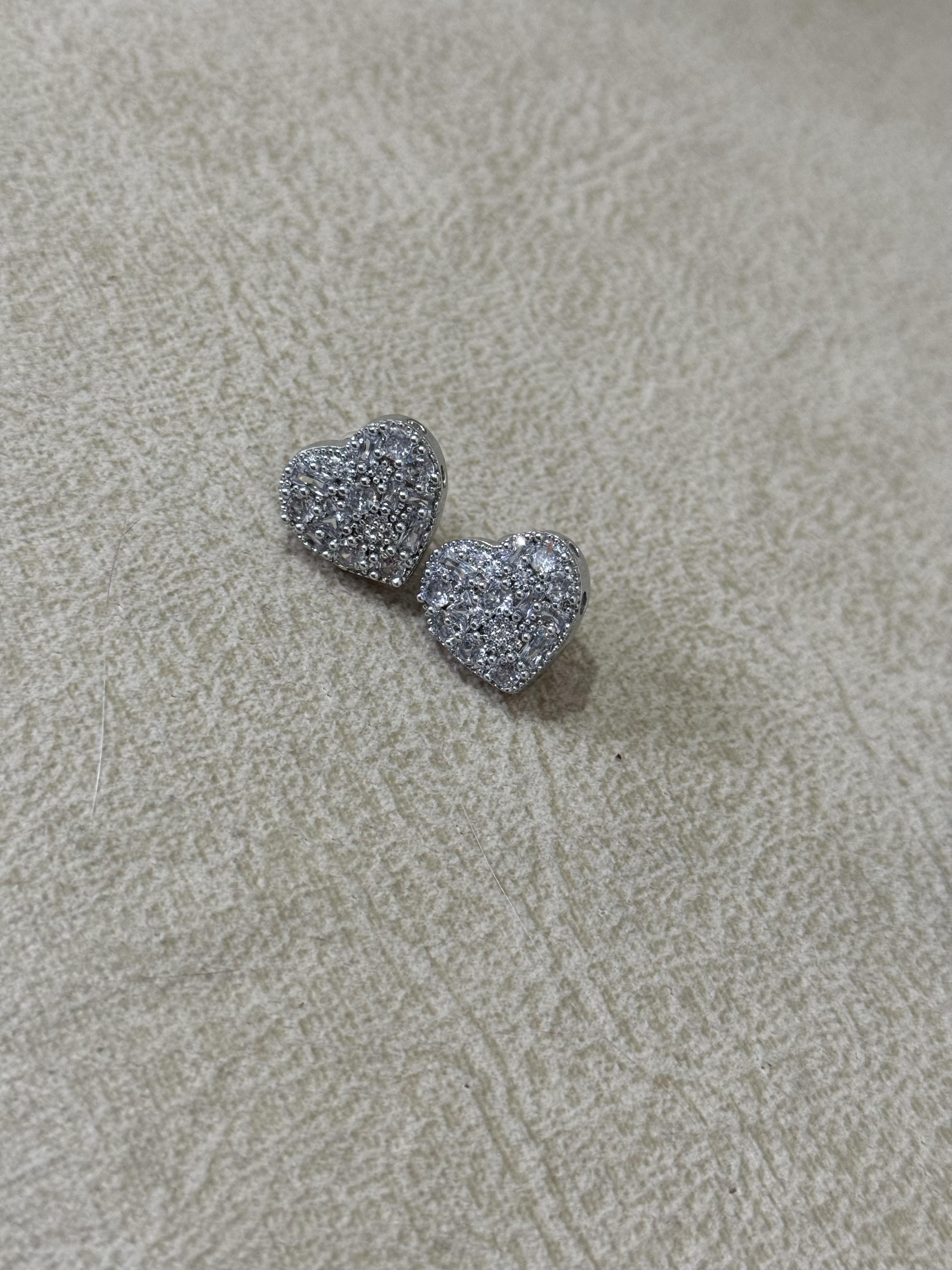 Baget Zirkon Taş Detay Kalp Küpe