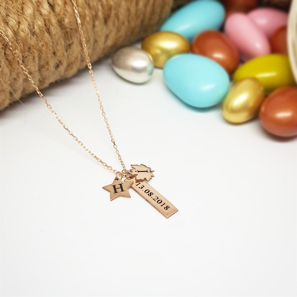 ÇOKLU PLAKA ÇINAR YAPRAKLI HARF TARİH GÜMÜŞ KOLYE