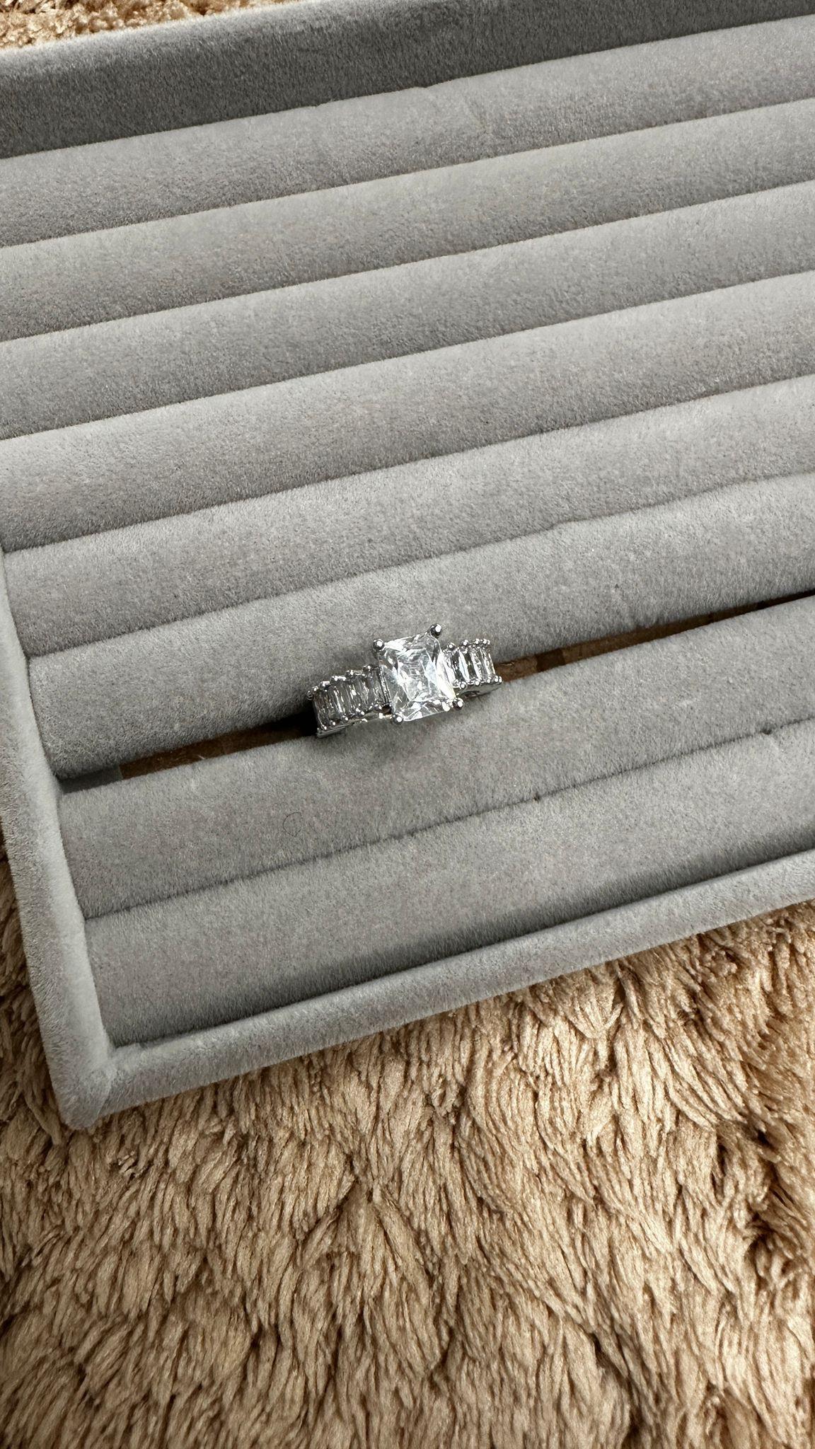 Dikdörtgen Montür Taşlı Baget Tektaş Yüzük