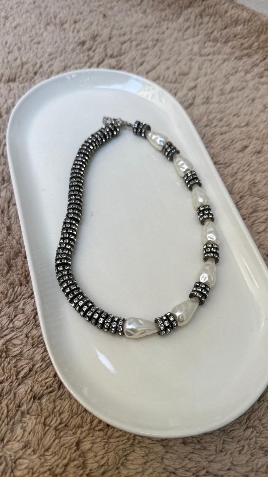 Diş İnci Detay Zirkon Taşlı Siyah Kolye