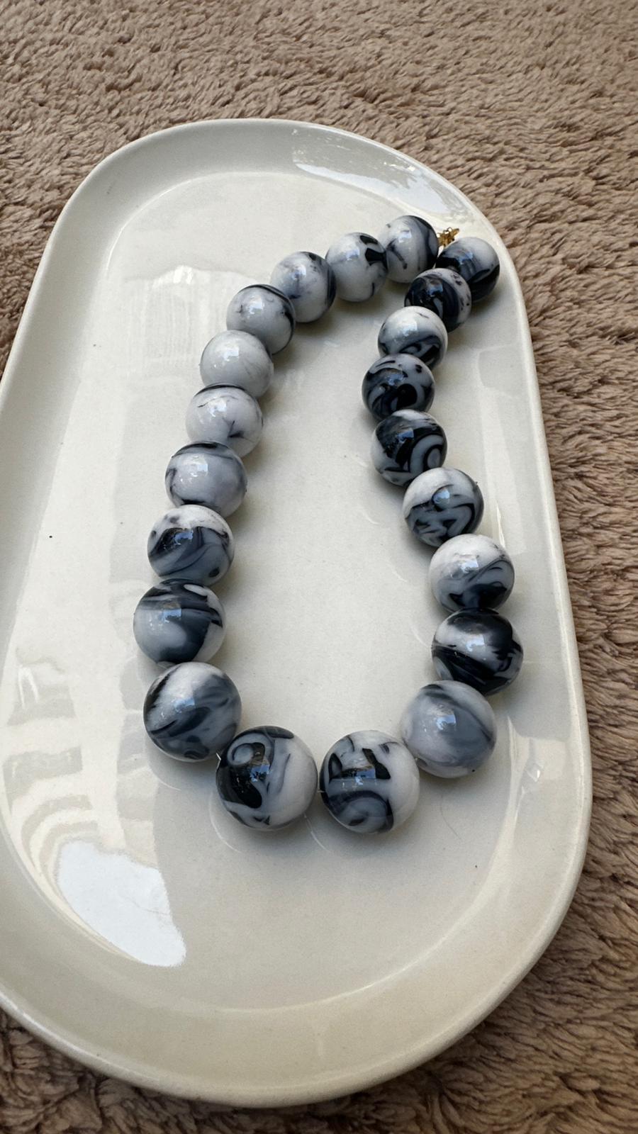 Gri Desenli Beyaz Taş Kolye