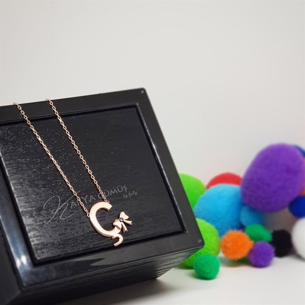 Fiyonk Detay Harf Gümüş Kolye