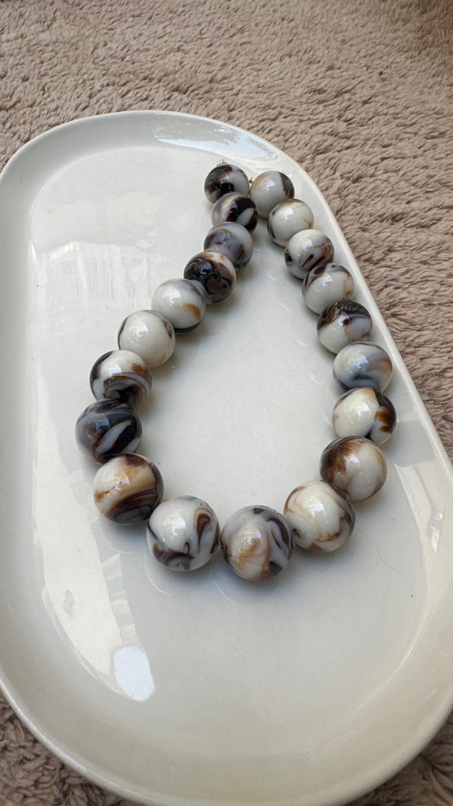 Kahverengi Desenli Beyaz Taş Kolye