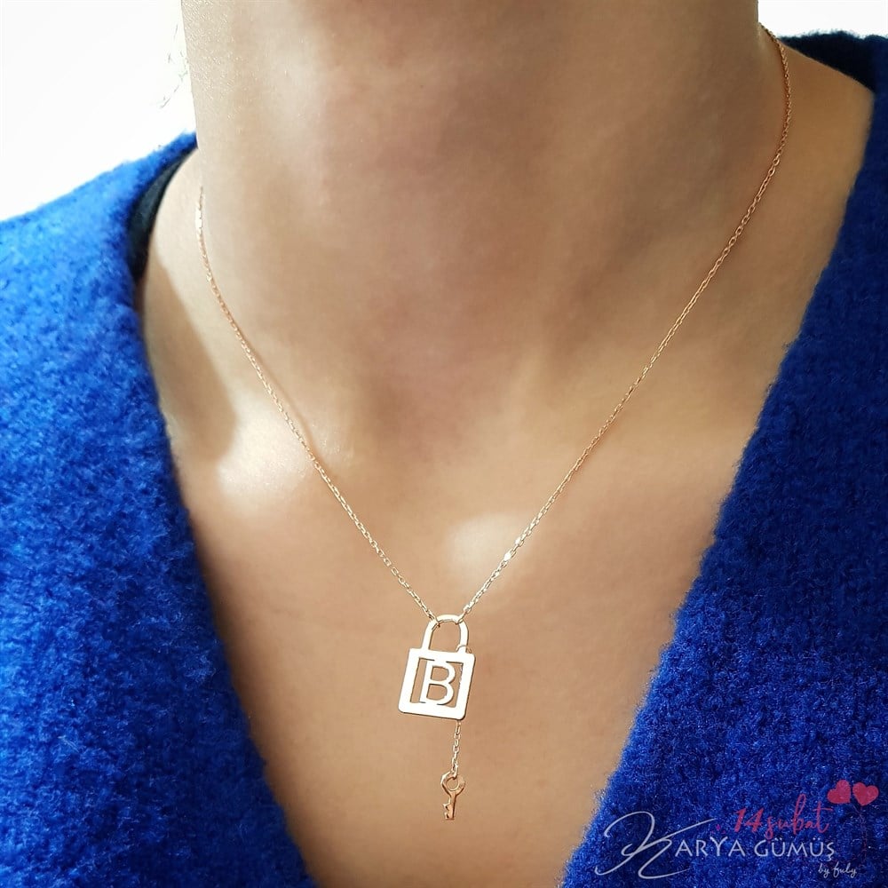 KALBİNİZİN KİLİDİ ANAHTAR HARFLİ GÜMÜŞ KOLYE