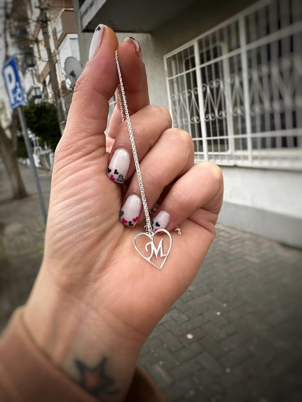 Kalpli Harf Gümüş Kolye 