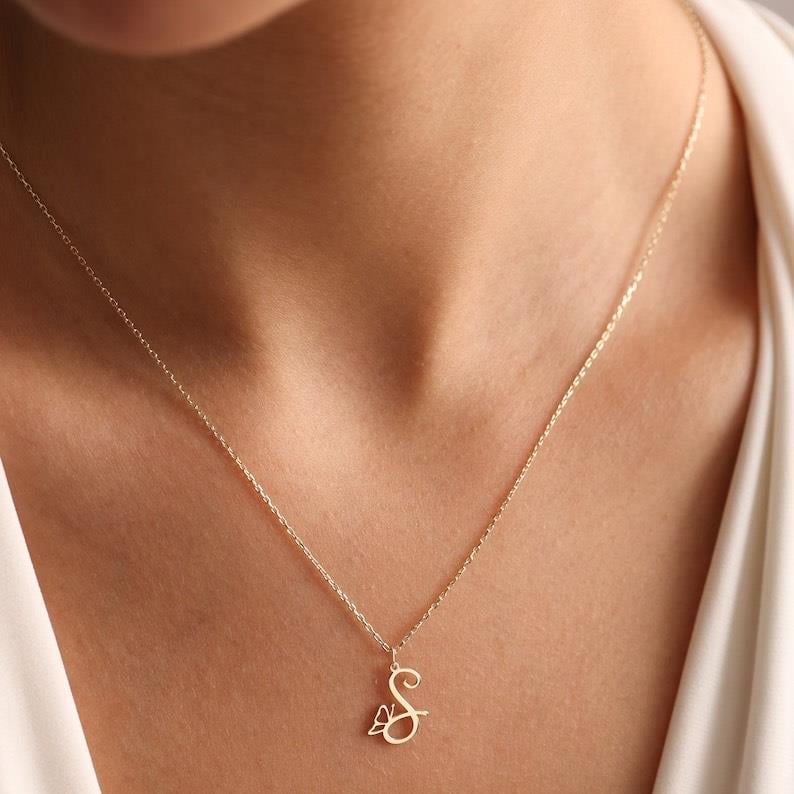 Kelebek Detay Harf Gümüş Kolye