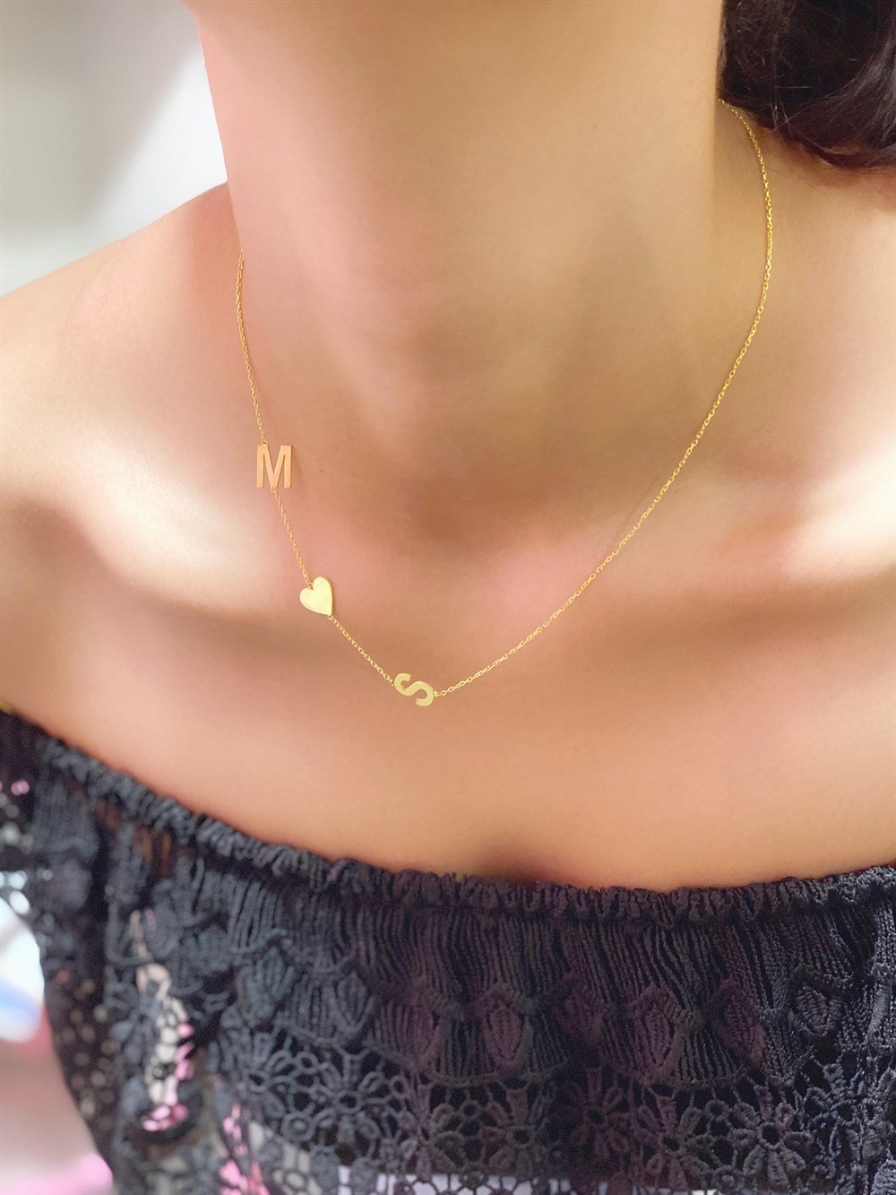 Kemikte Duran İki Harf Gümüş Kolye