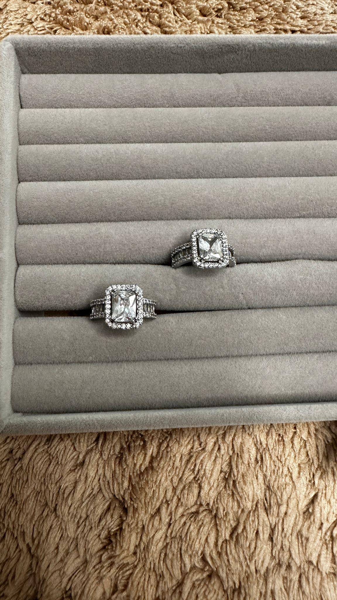 Kenarları Baget Taşlı Baget Tektaş Yüzük