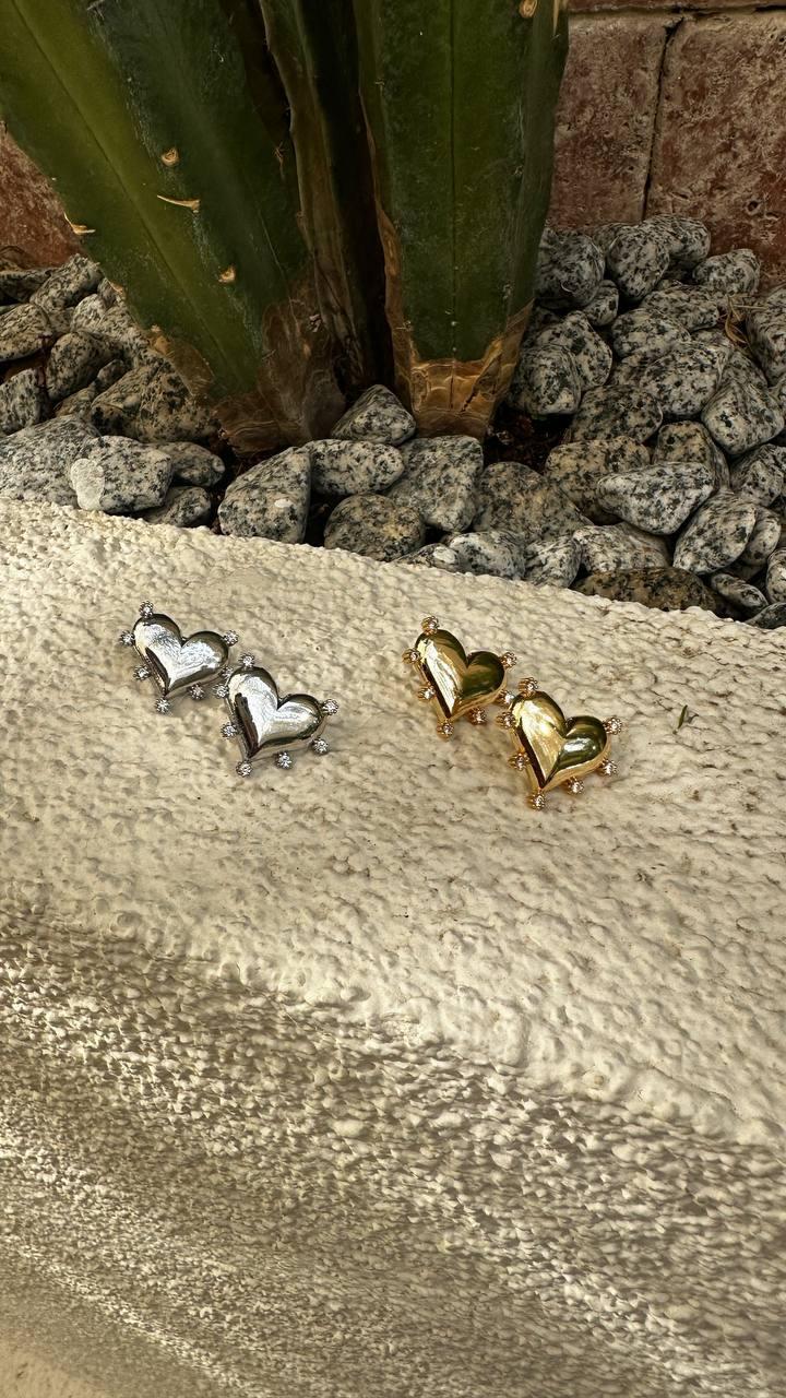 Kenarları Zirkon Taşlı Tombul Kalp Küpe