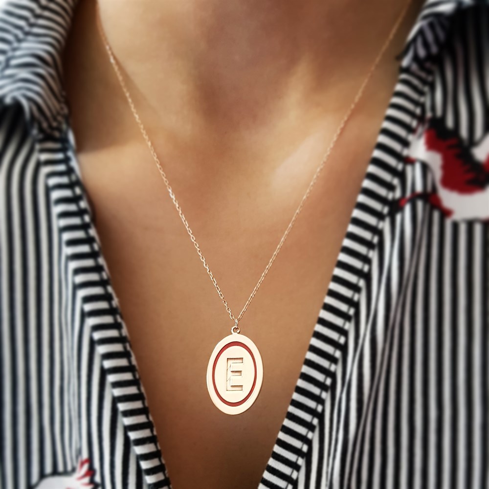 KIRMIZI ŞERİT OVAL PLAKA HARF GÜMÜŞ KOLYE