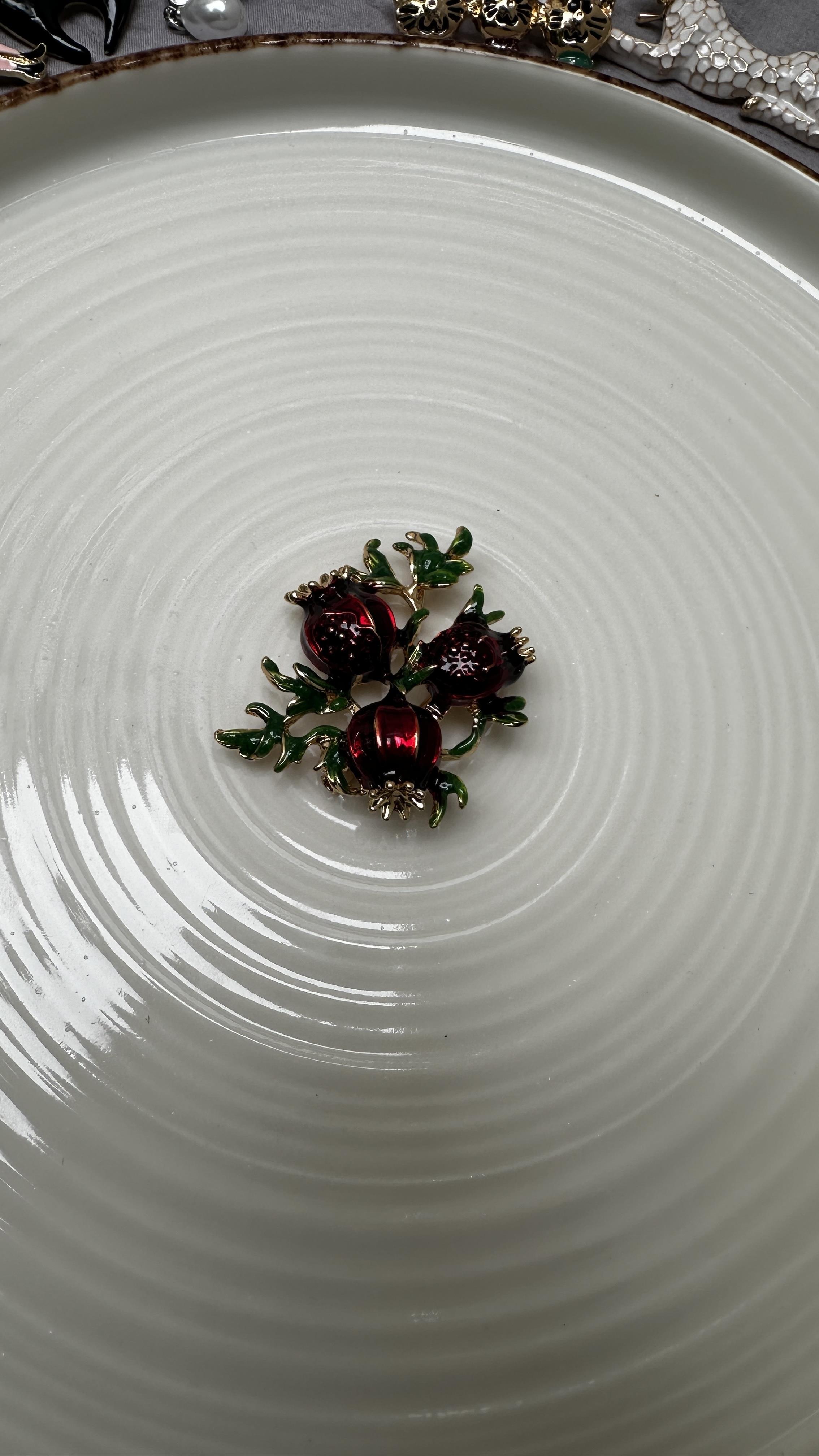 Kırmızı Üç Çiçek Broş