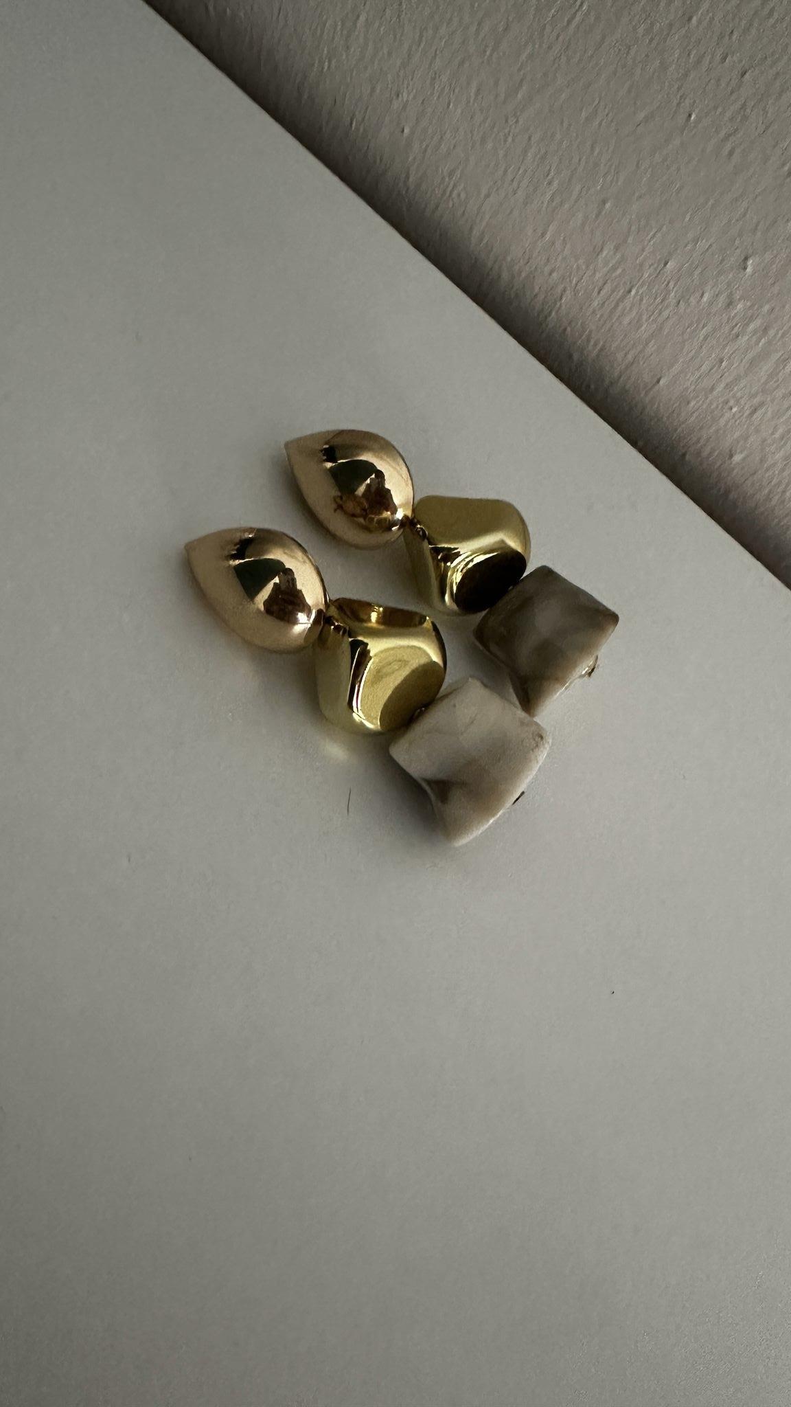 Krem Taşlı Asimetrik Sallantılı Küpe