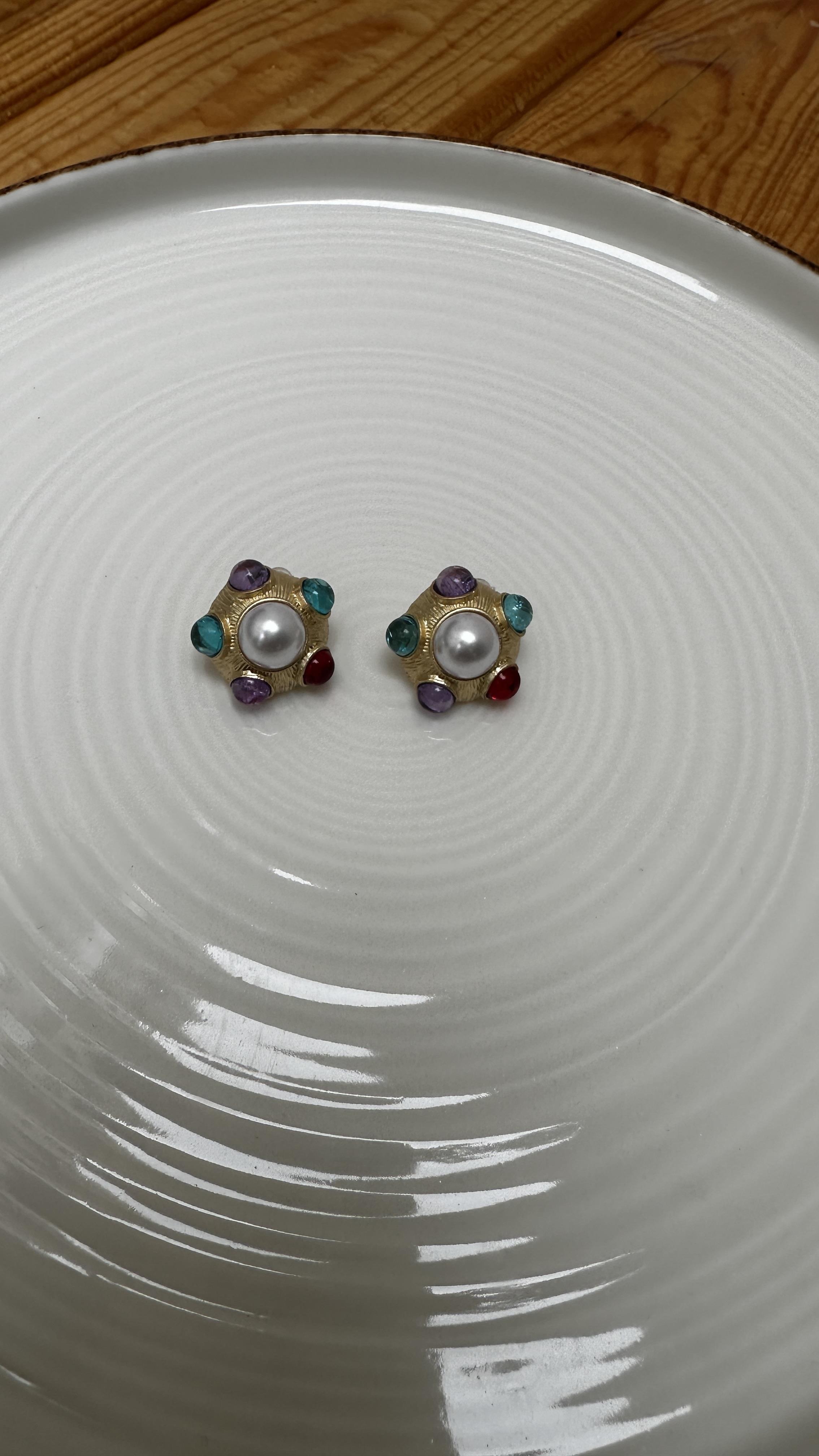 Ortası İnci Detay Renkli Zirkon Taşlı Küpe