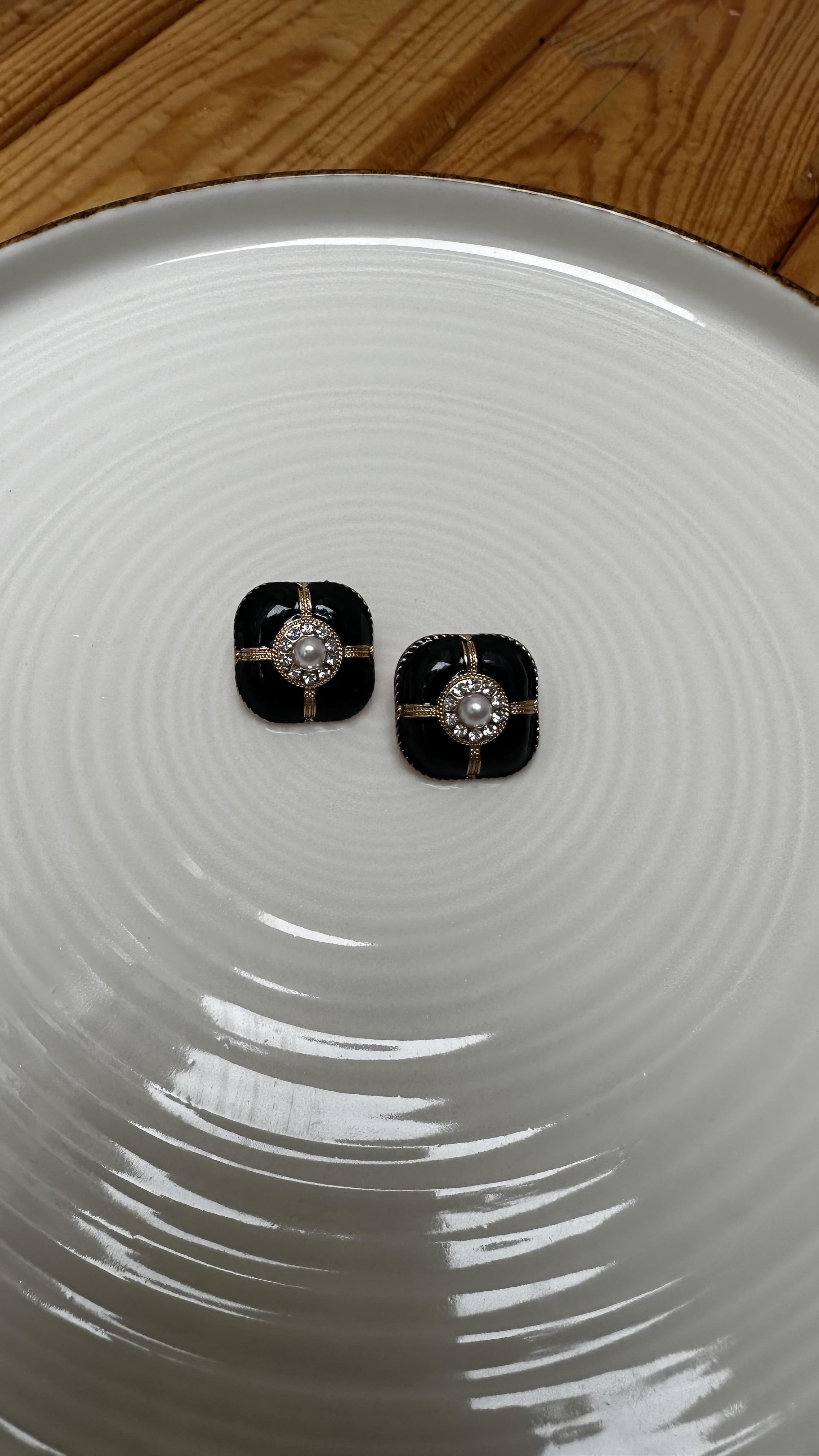 Ortası İnci Zirkon Taşlı Siyah Küpe