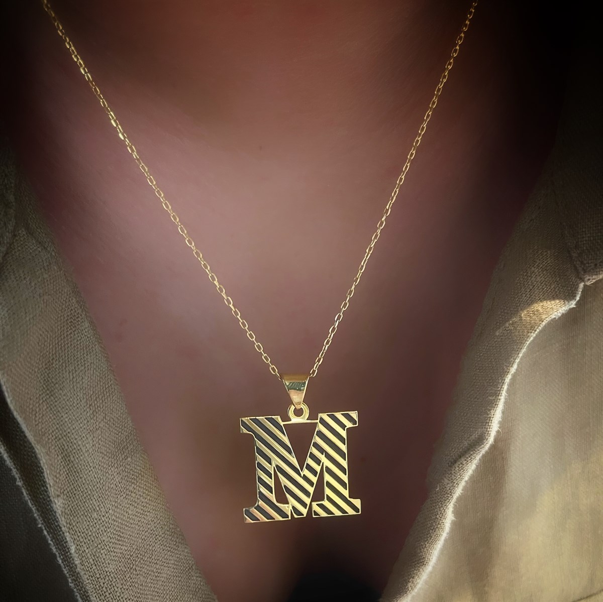 Şerit Detay Harfli Gümüş Kolye