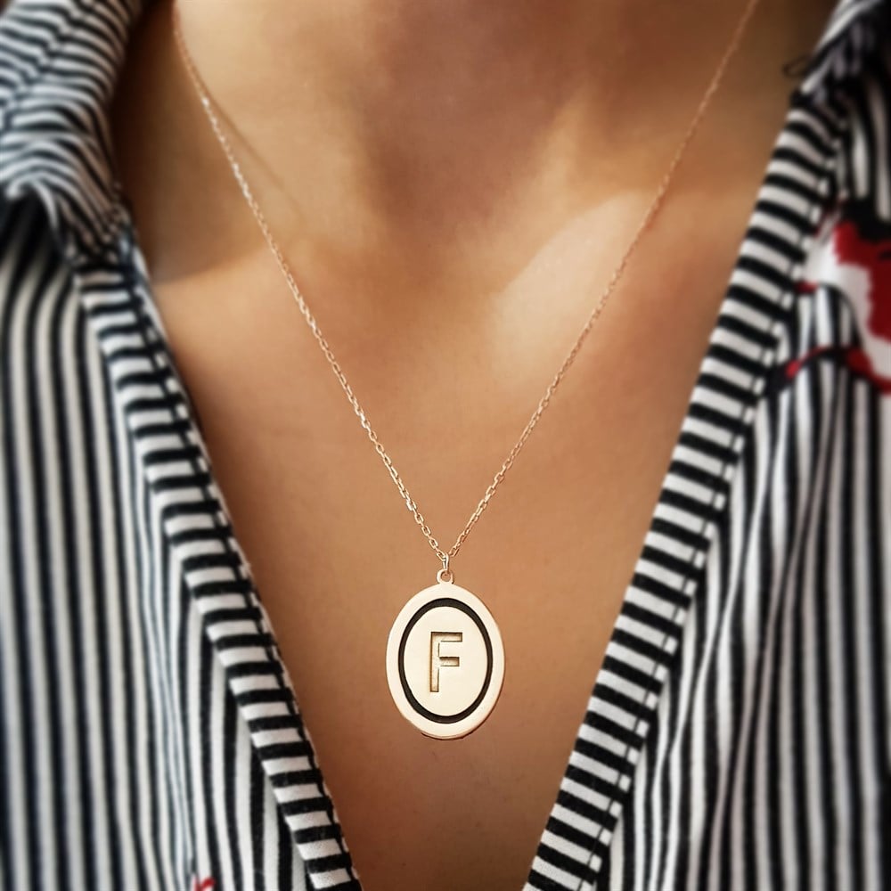 SİYAH ŞERİTLİ OVAL PLAKA HARF GÜMÜŞ KOLYE