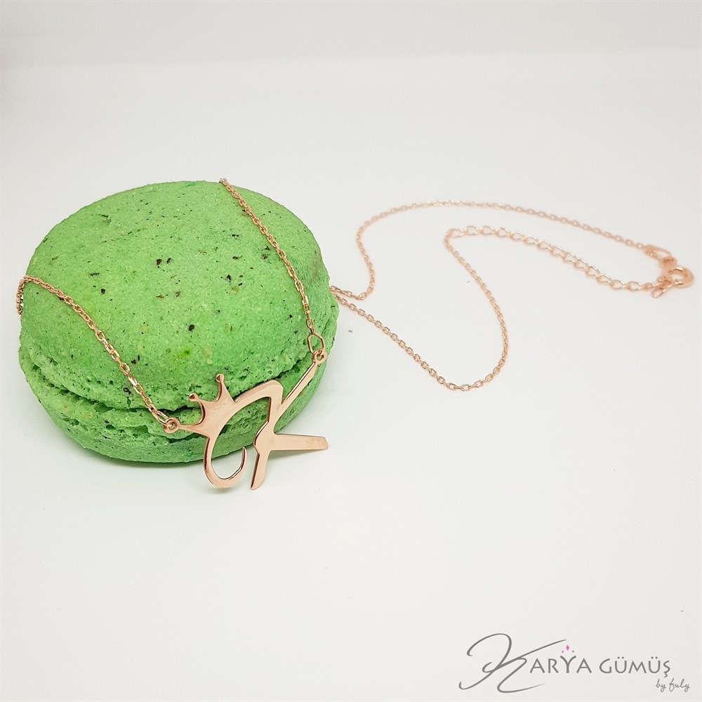 TAÇ FİGÜRLÜ HARF GÜMÜŞ KOLYE