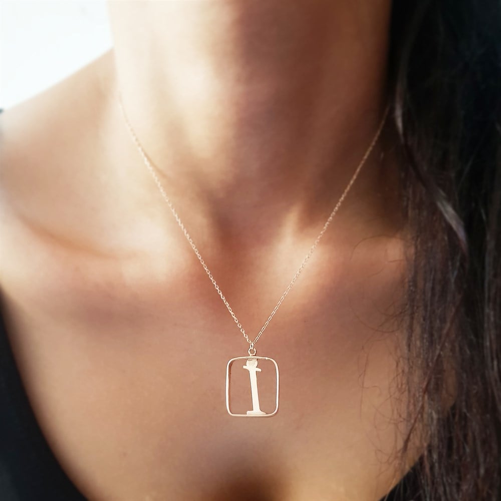 TASARIM KARE PLAKA İÇİ BOŞ HARF GÜMÜŞ KOLYE