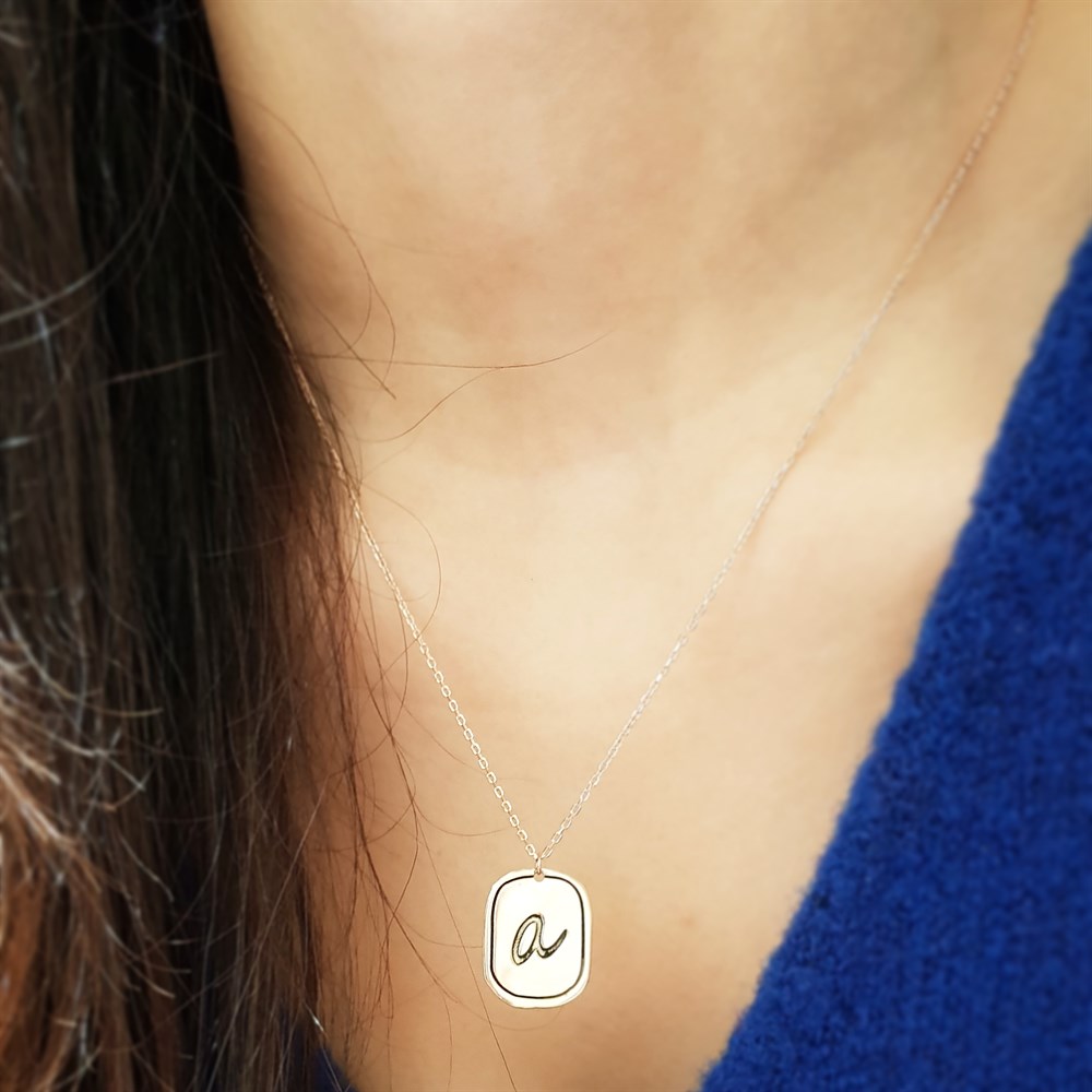 TASARIM KARE PLAKA SİYAH ŞERİT HARF GÜMÜŞ KOLYE