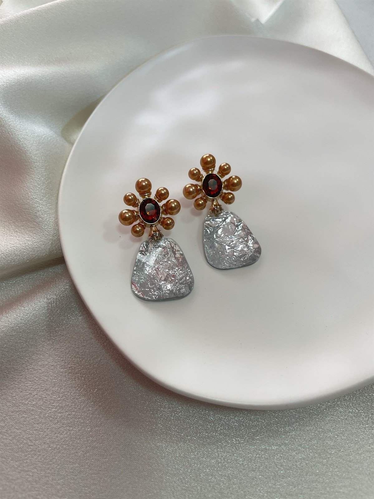 Vintage İncili Plaka Çiçek Küpe