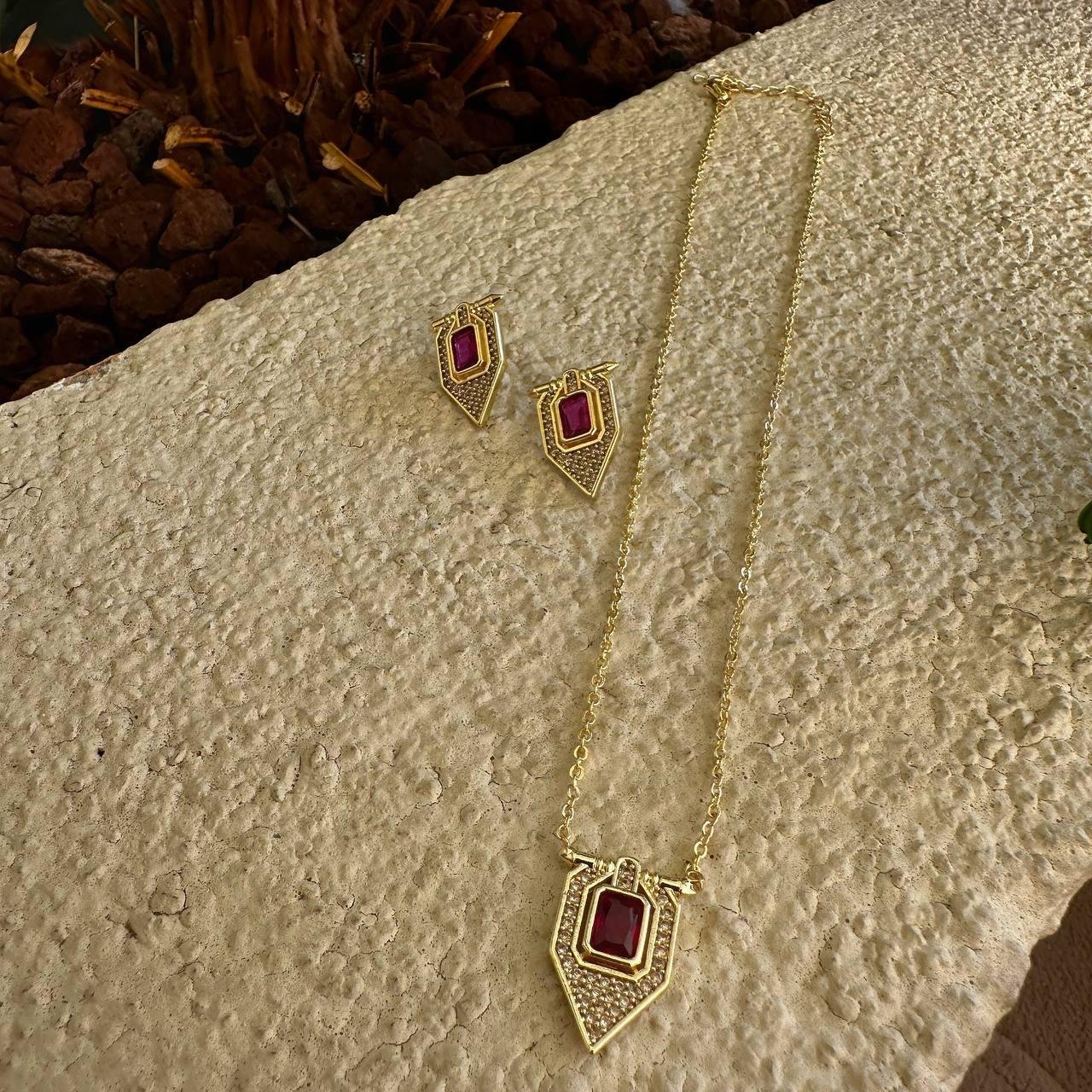 VİP Özel Seri Kırmızı Kare Taş Detay Zirkon Taşlı Üçgen Kolye Küpe Takım