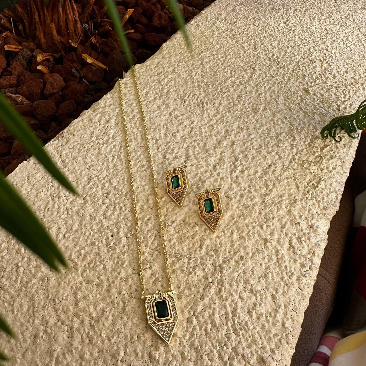 VİP Özel Seri Yeşil Kare Zirkon Taş Detay Zirkon Kolye Küpe Set