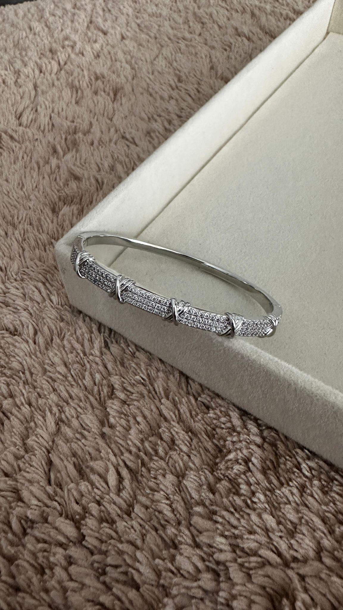 X Detay Zirkon Taşlı Kelepçe Bileklik