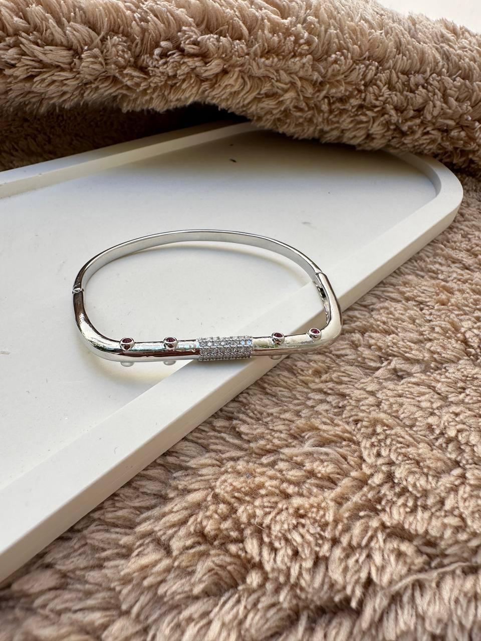 Yakut Detay Zirkon Taşlı Orjinal Marka Çelik Kelepçe Bileklik