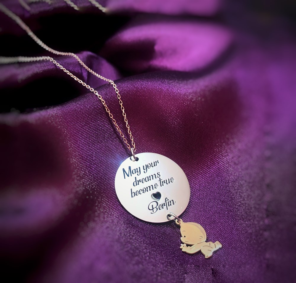 Yeni Tasarım Bebek Figürlü İsim Gümüş Kolye