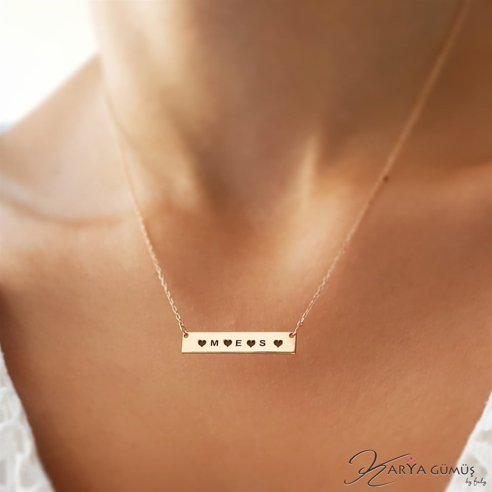 YENİ YATAY ÇUBUK HARFLİ KALPLİ GÜMÜŞ KOLYE