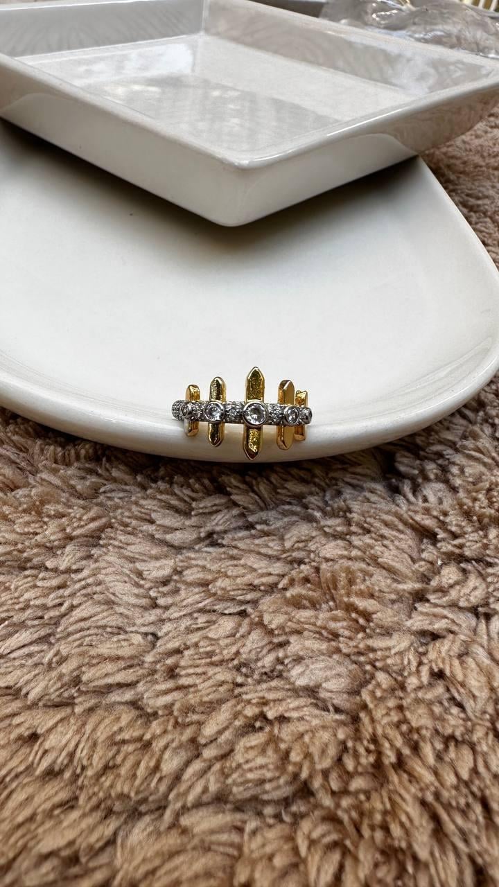 Yuvarlak Zirkon Taşlı Piramit Yüzük