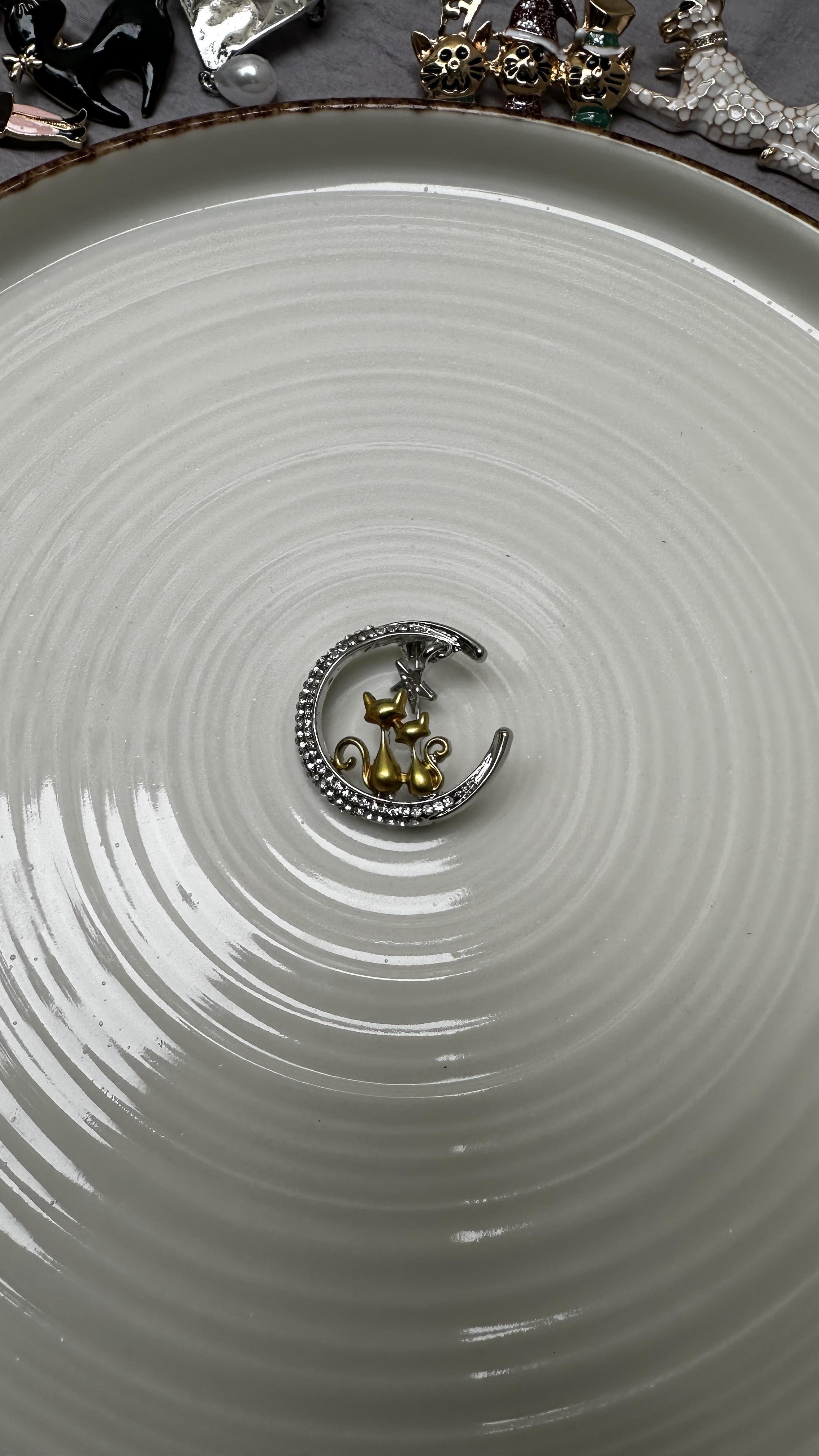 Zirkon Taşlı Kedili Broş